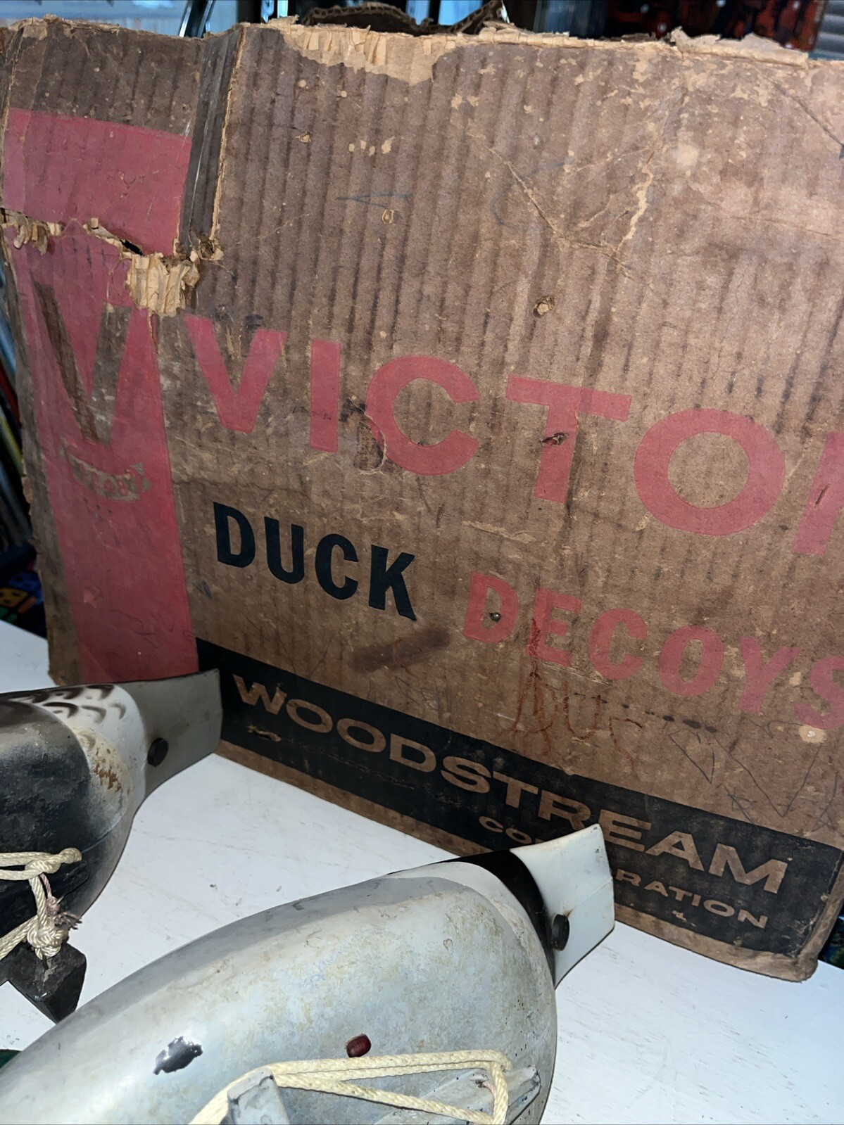 Vintage Victor Woodstream Co. Lot Of 6 Plastic Duck Decoys With Original Box