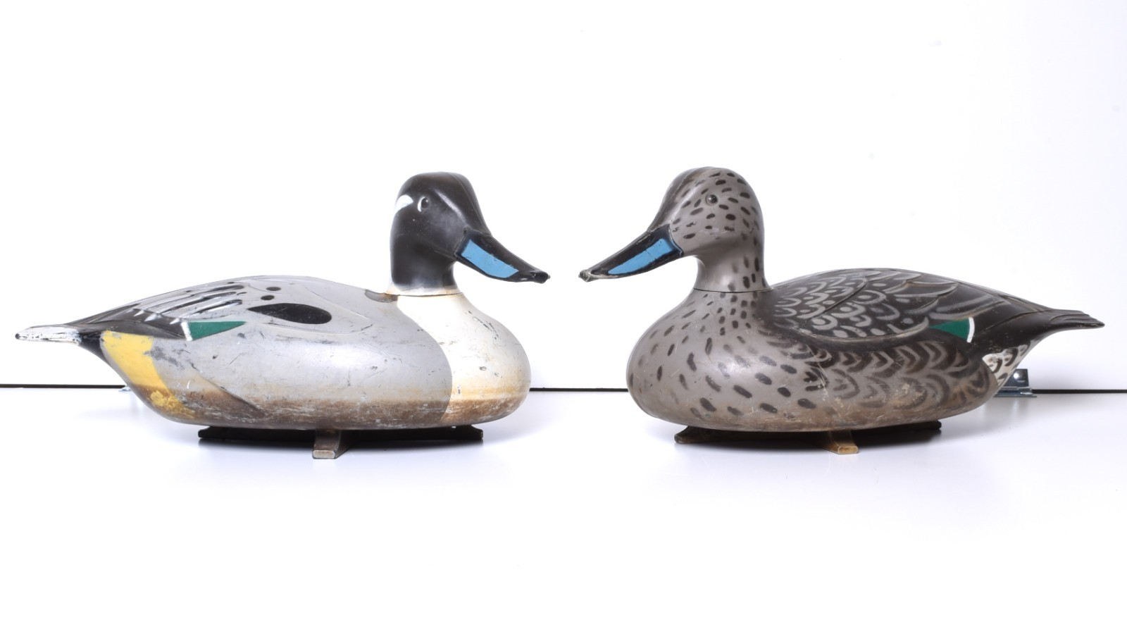 2 Vintage D-9 R Victor Duck Decoys MFG by Woodstream Co. USA 1967