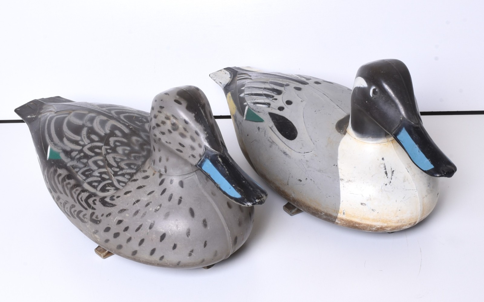 2 Vintage D-9 R Victor Duck Decoys MFG by Woodstream Co. USA 1967