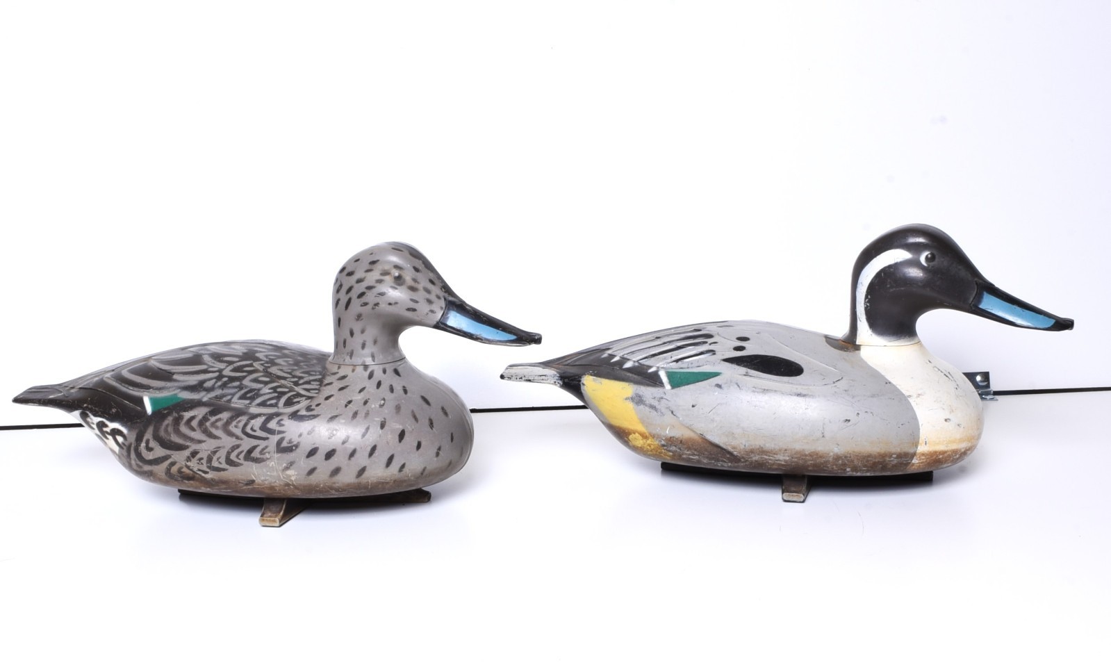 2 Vintage D-9 R Victor Duck Decoys MFG by Woodstream Co. USA 1967