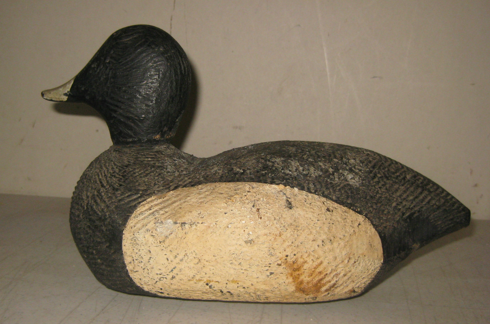 ANTIQUE WORKING CARVED SQUAT BODY FOLK ART BLUE BILL DUCK DECOY – EXCELLENT FORM
